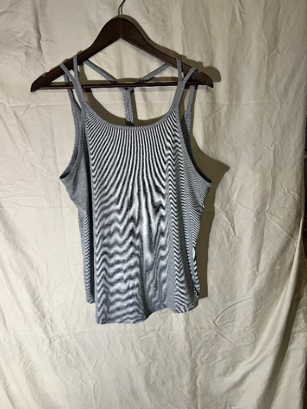 Nike Dri Fit Lightweight Soft Yoga Tank Top Gray CQ8842-077 Women’s Large